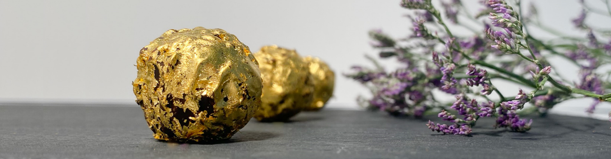 Chocolats recouverts de feuilles d'or - 25 feuilles d'or comestible -  Delafee